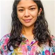 Profesora de hatha yoga imparte clases a adultos en todos los niveles de práctica